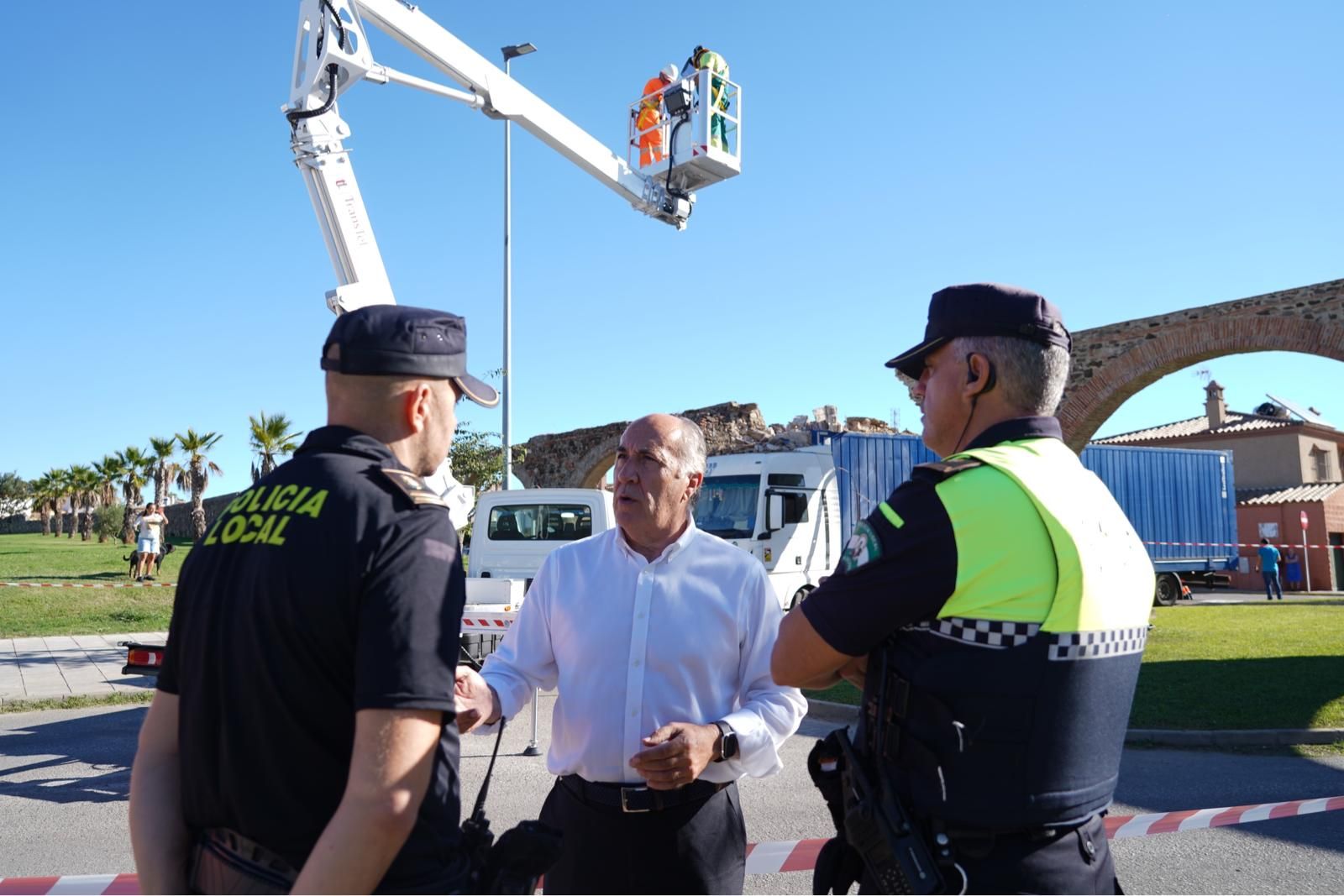 El alcalde de Algeciras junto a agentes en el lugar del accidente
