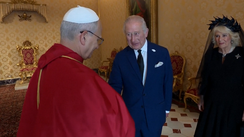 El rey Carlos III y el papa León XIV rezan juntos en la Capilla Sixtina, una imagen cargada de simbología
