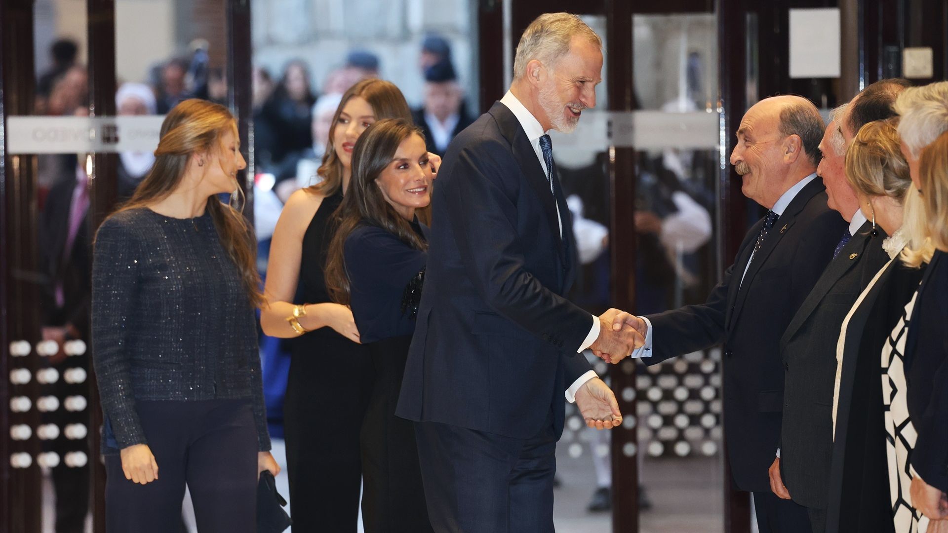 El saludo de la Familia Real a las personas que le esperaban en el interior del auditorio.