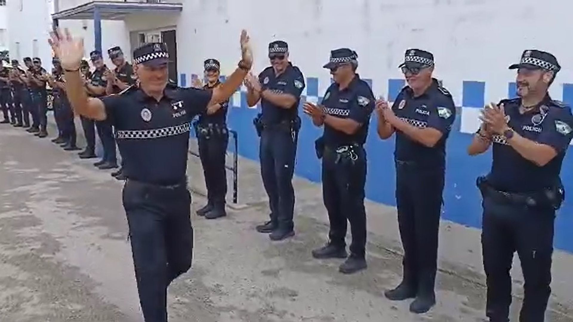 Emotiva despedida a un policía local que se jubila en Tarifa, Cádiz