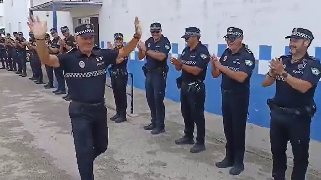 Emotiva despedida a un policía local que se jubila en Tarifa, Cádiz