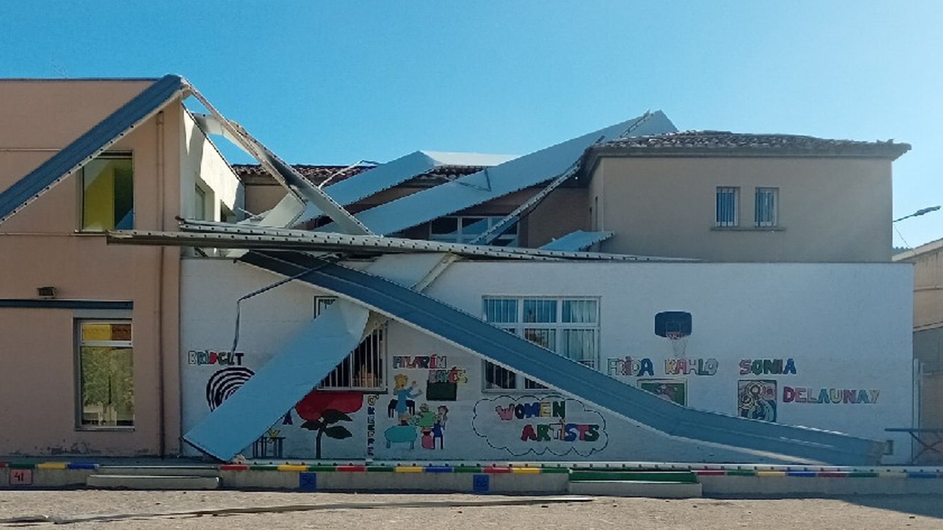 En Anglesola, la cubierta de un pabellón cercano se ha desprendido y ha ido a parar al techo de la escuela de Santa Creu