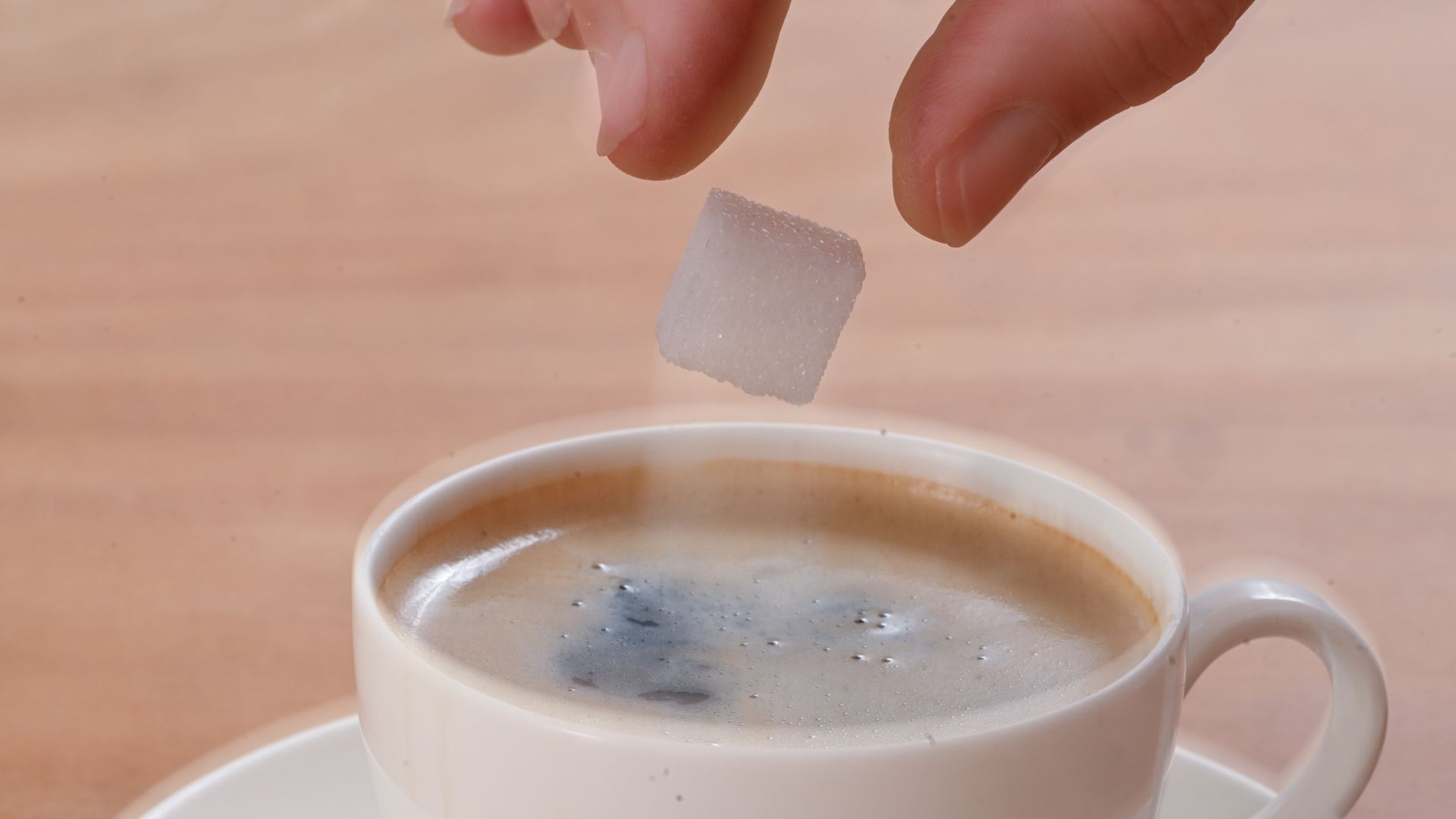 ¿Es malo echar un poco de azúcar al café?