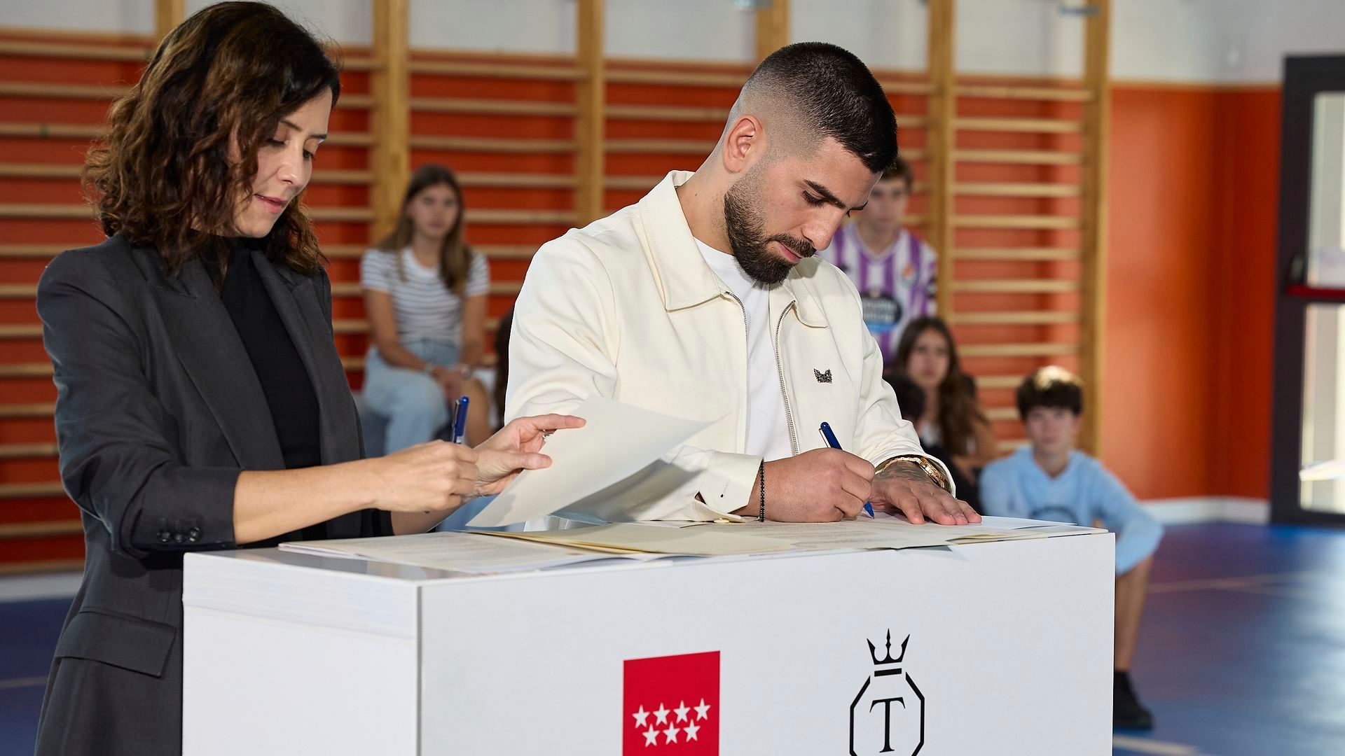 Ilia Topuria firma un protocolo de colaboración contra el acoso y las drogas con la Comunidad de Madrid