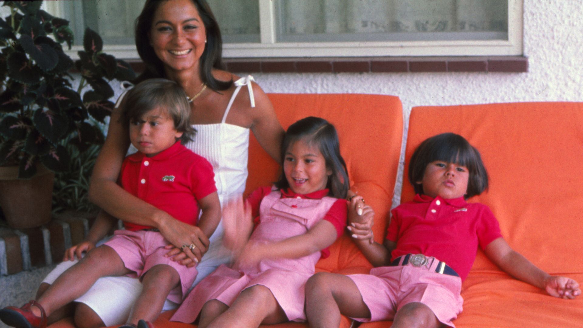 Isabel Preysler y sus tres hijos mayores, en 1978
