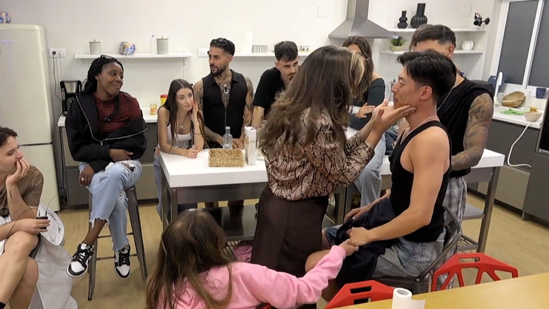 Joon llora por primera vez en la casa