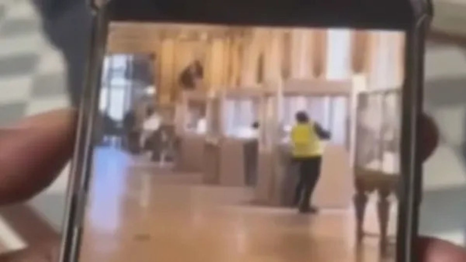 La imagen de uno de los ladrones del Louvre, junto a una vitrina