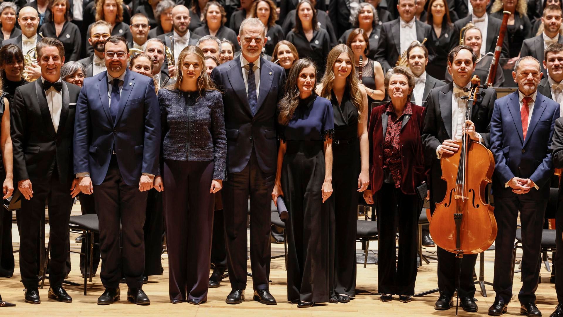Los reyes Felipe VI y Letizia, acompañados por la princesa Leonor (i) y de la infanta Sofía (d) posan con los músicos durante el tradicional concierto de los Premios Princesa de Asturias celebrado este jueves en Oviedo, un día antes de la ceremonia de entrega de los galardones