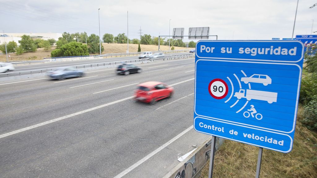 Un cartel indica un radar de prohibición de circular a más de 90 kilómetros por hora en una autovía