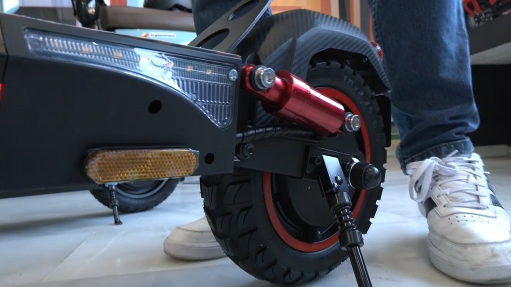 Un ciudadano aparca su patinete eléctrico