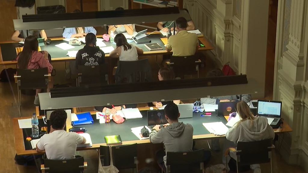 Universitarios estudiando en una biblioteca