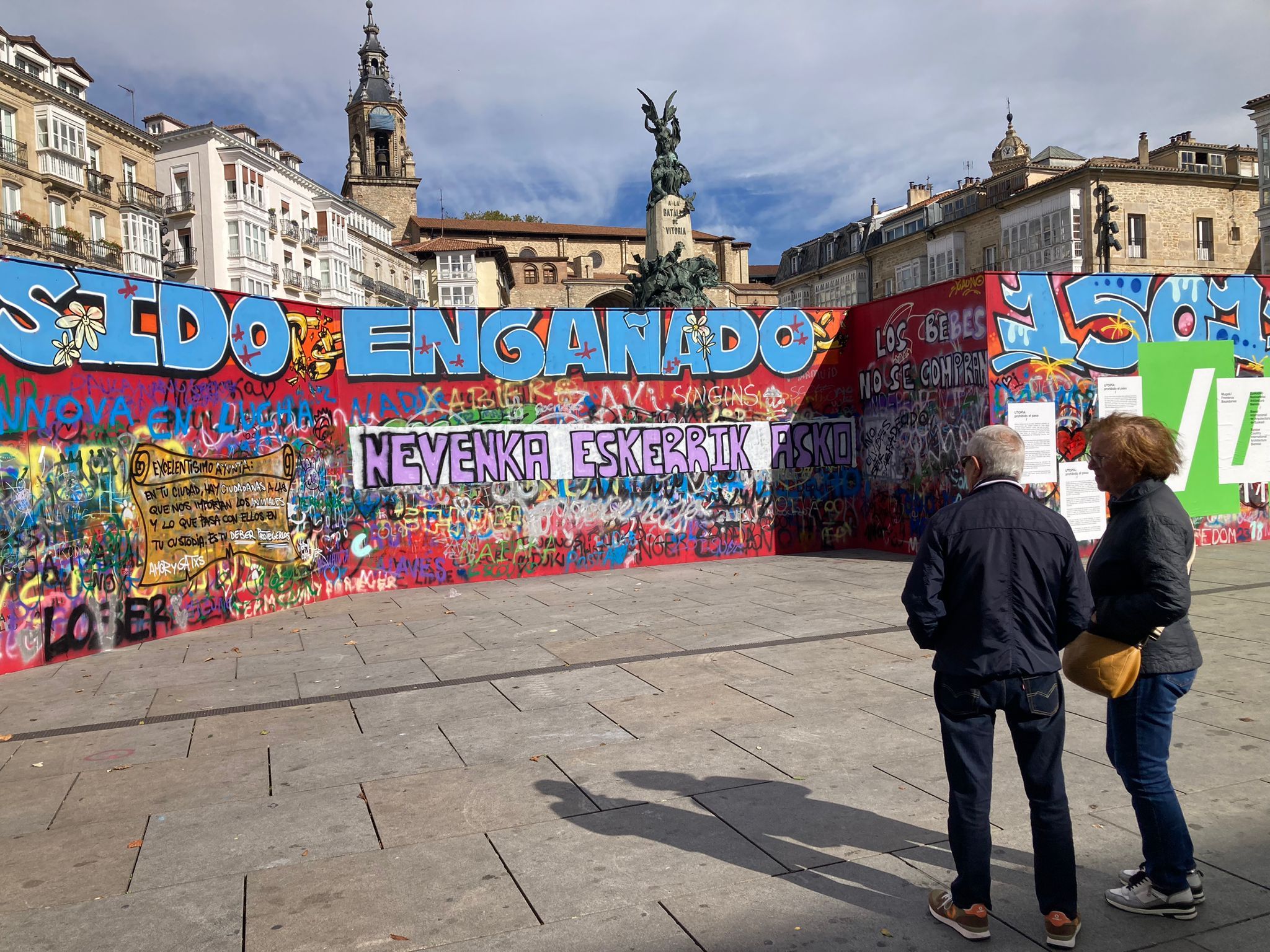 A penas queda un hueco vacío en el muro de Sebastián Bayo
