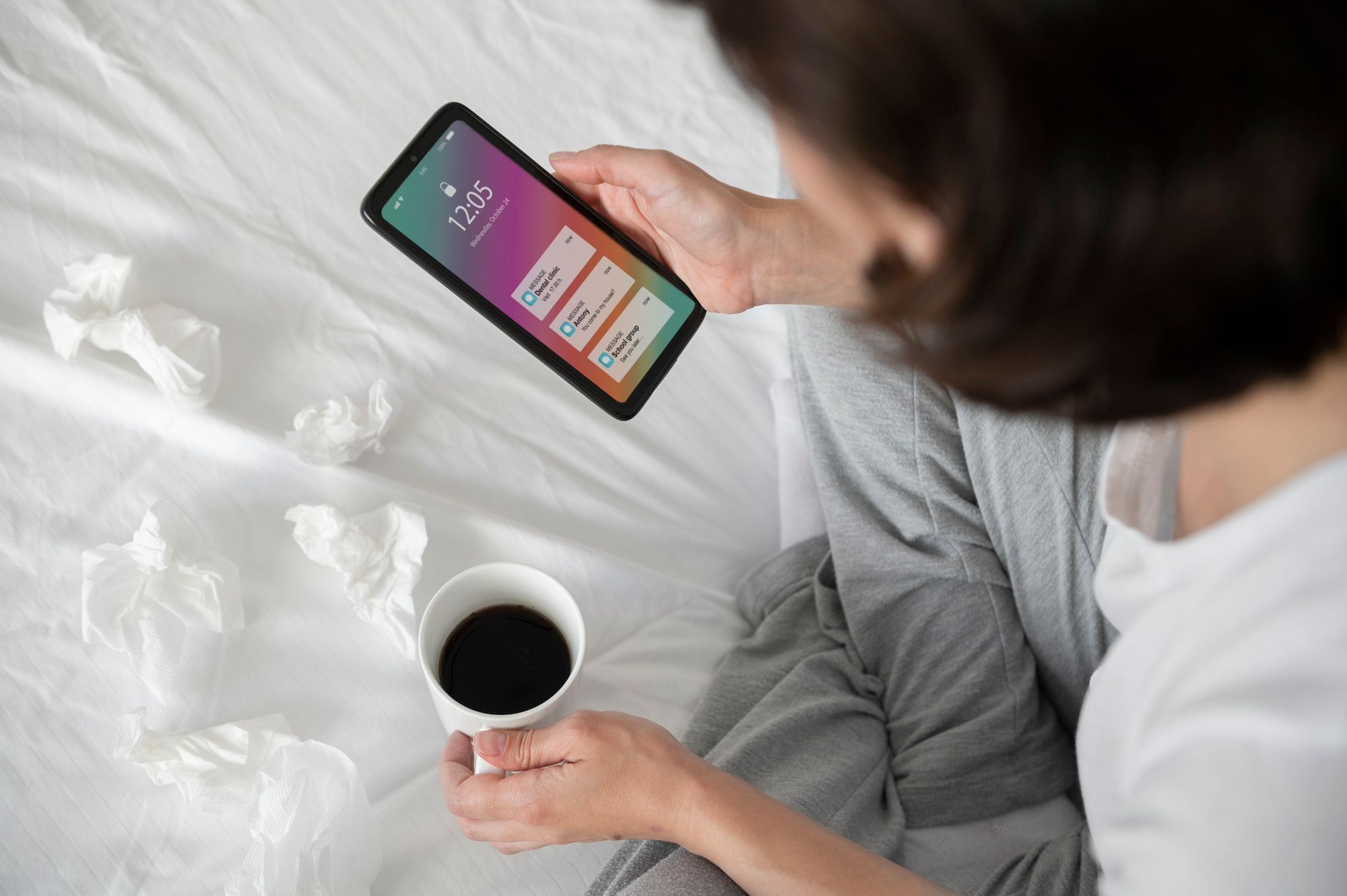 Además del uso del móvil, la cafeína también puede complicar conciliar el sueño