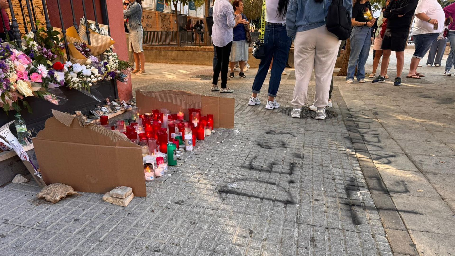 Altar improvisado junto a la vivienda de la joven sevillana