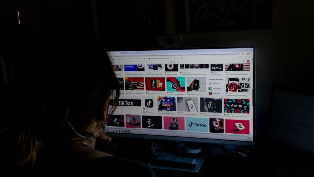 Archivo - Pantalla en la que aparecen imágenes de logos te Tiktok.