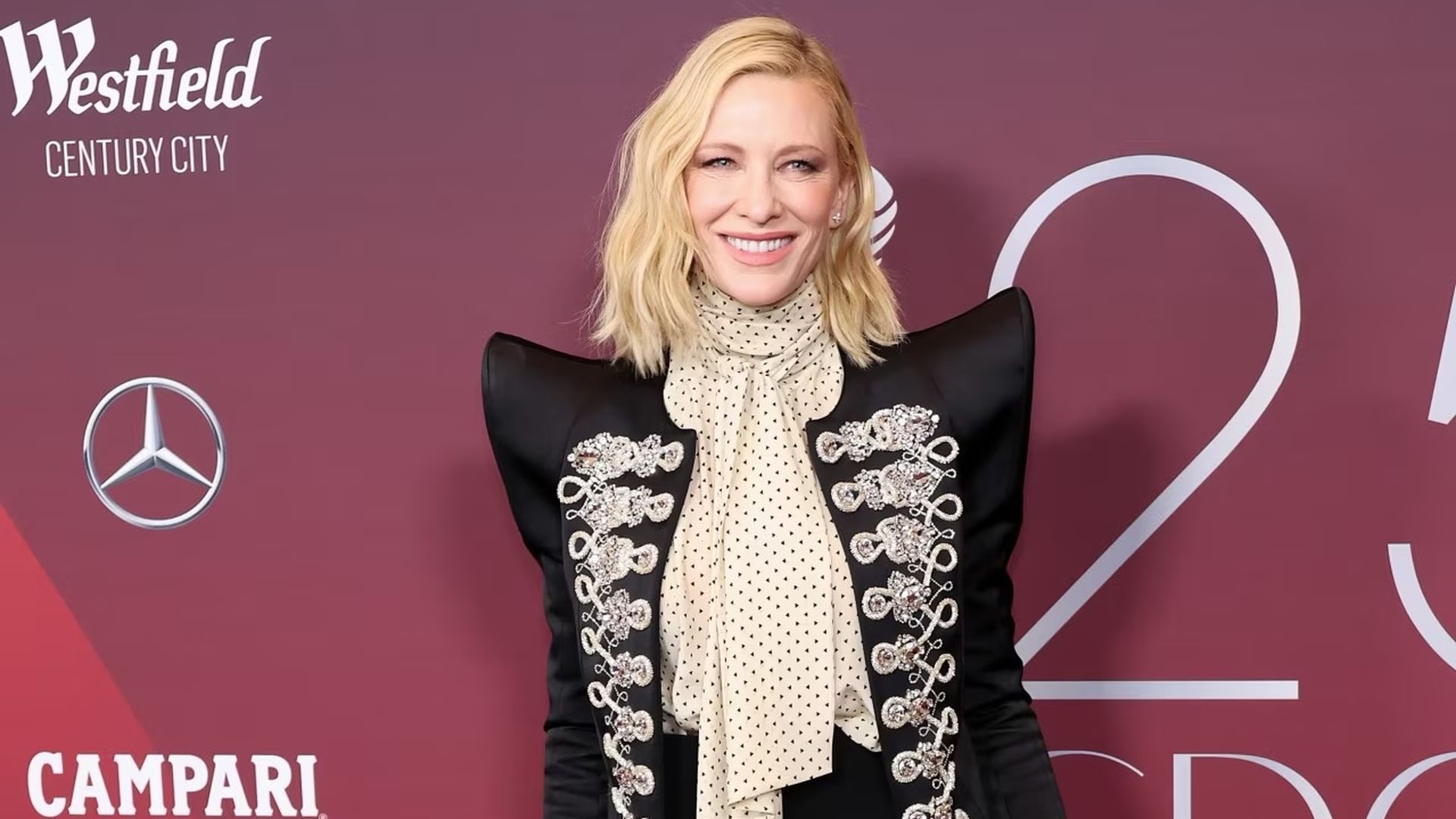 Cate Blanchett con una chaqueta de inspiración militar