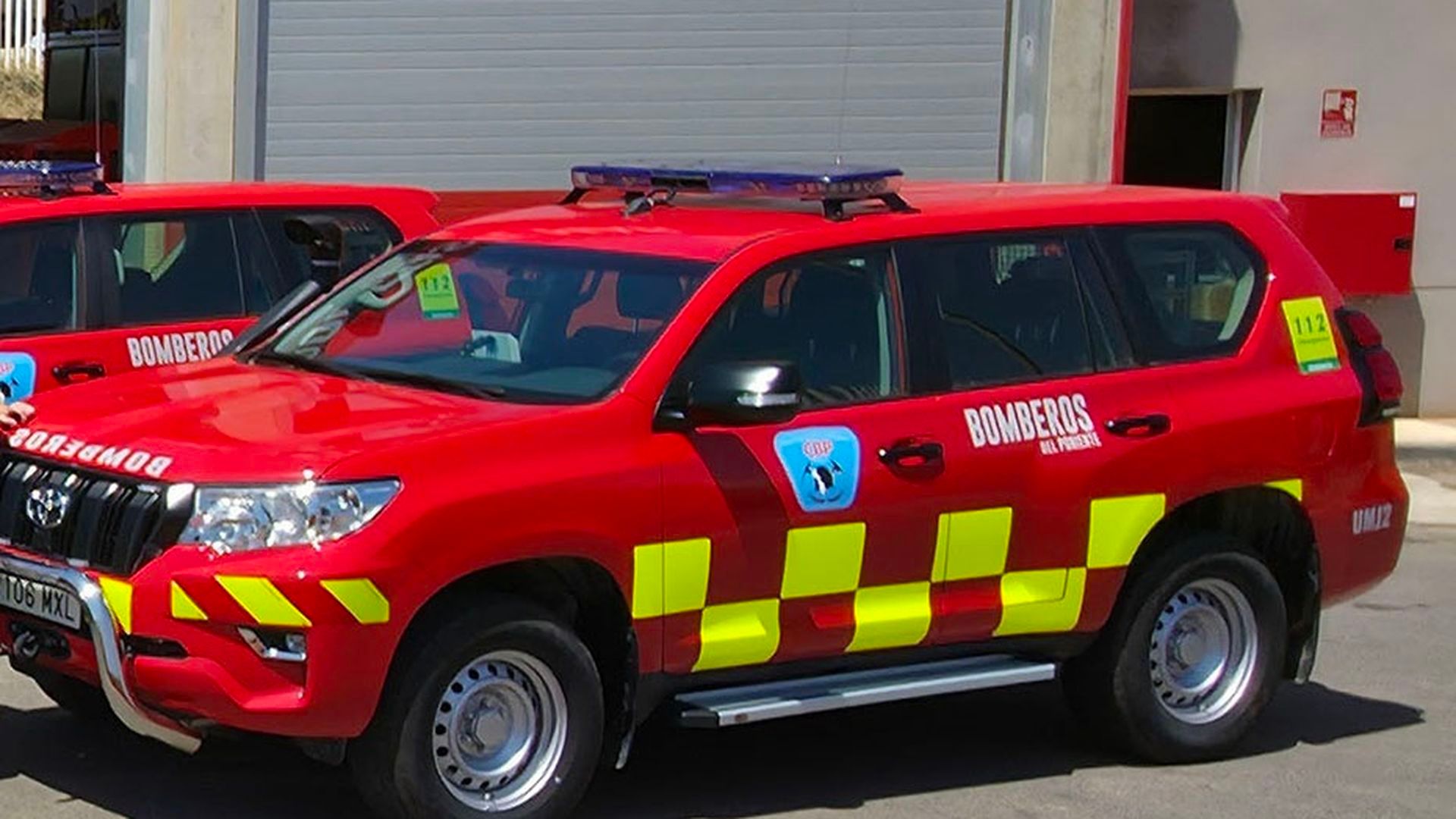 Declaran un incendio en la nave de una conservera de Santoña con una gran columna de humo negro