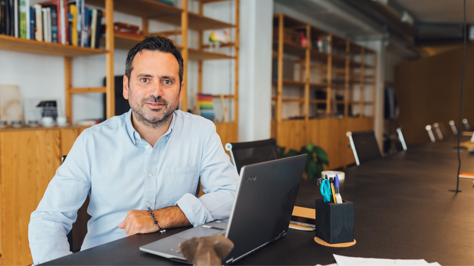 El doctor Álvaro Bilbao posa en una sala de reuniones