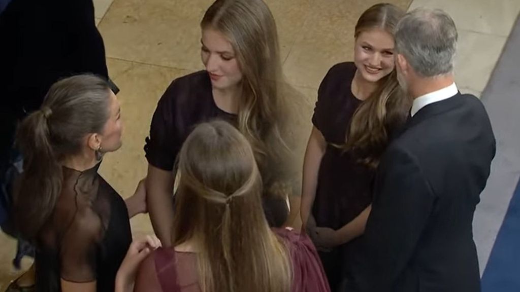 El momento íntimo de la princesa Leonor, los reyes y Sofía antes de entrar al teatro: cariños, consejos y últimos retoques en el pelo
