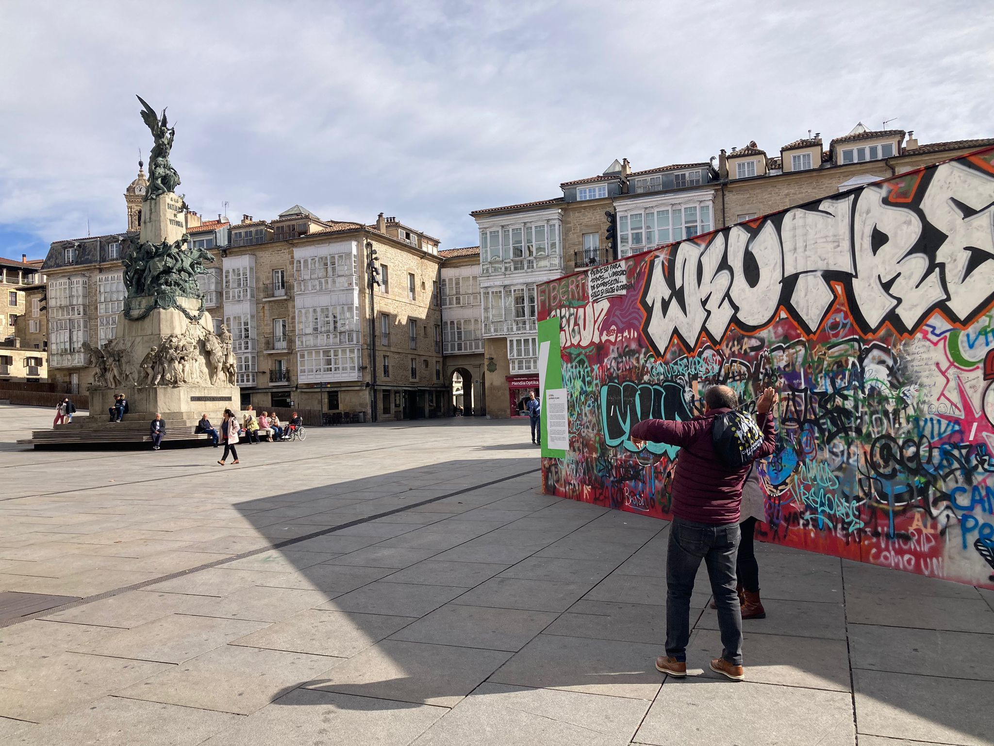 El muro es una instalación efímera de la Bienal Mugak