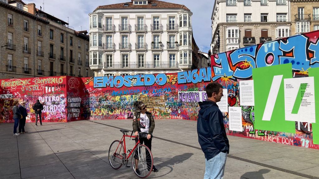 El muro rojo de cuatro metros de altura divide en dos la plaza de la Virgen Blanca