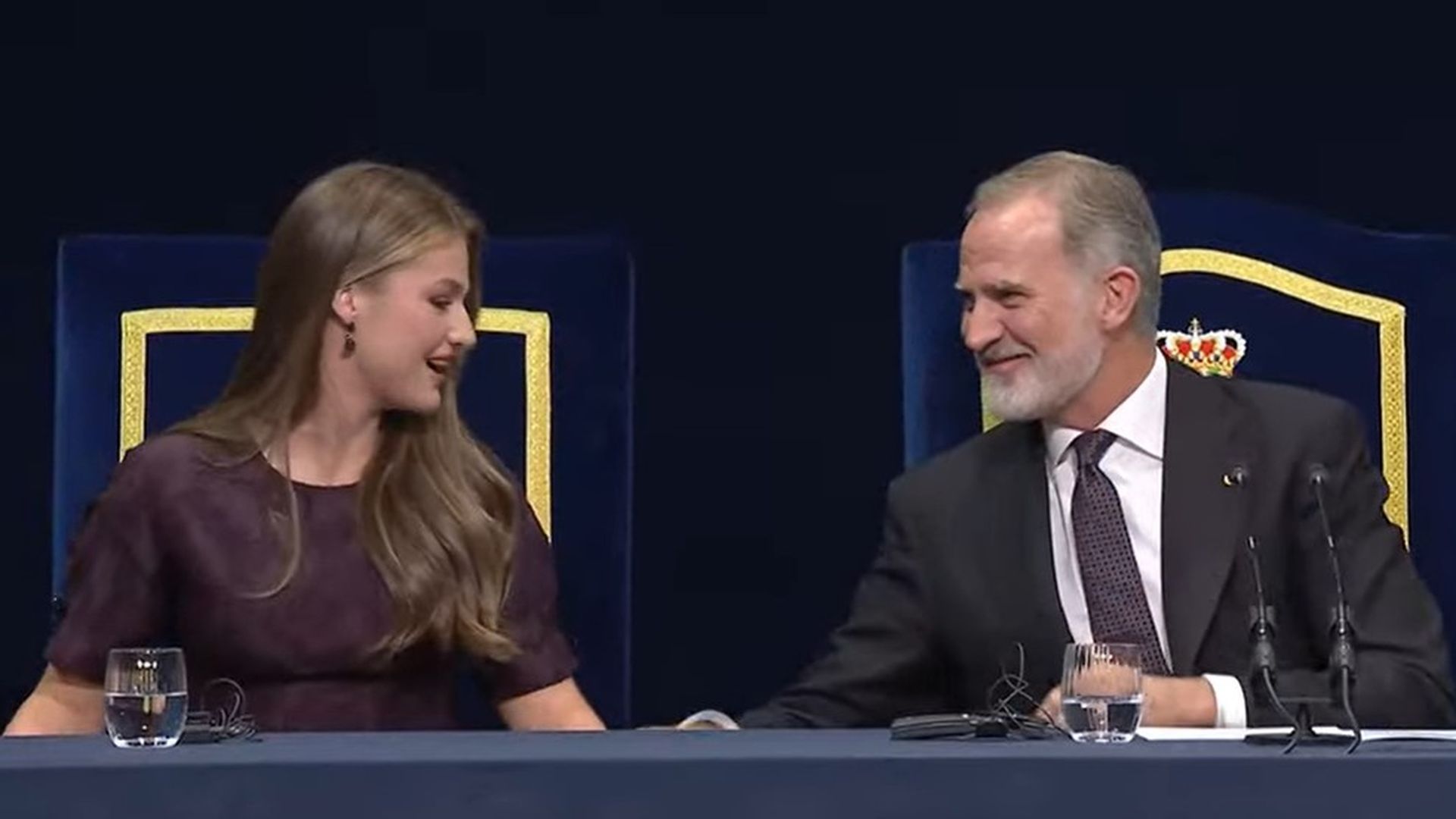 El rey felicita a Leonor por su discurso