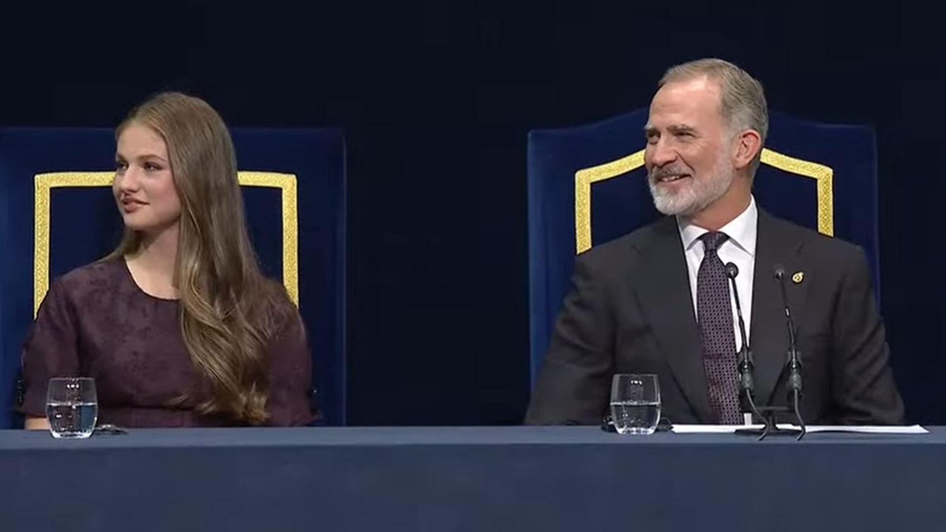 El rey Felipe VI, sonriendo durante el discurso de Eduardo Mendoza