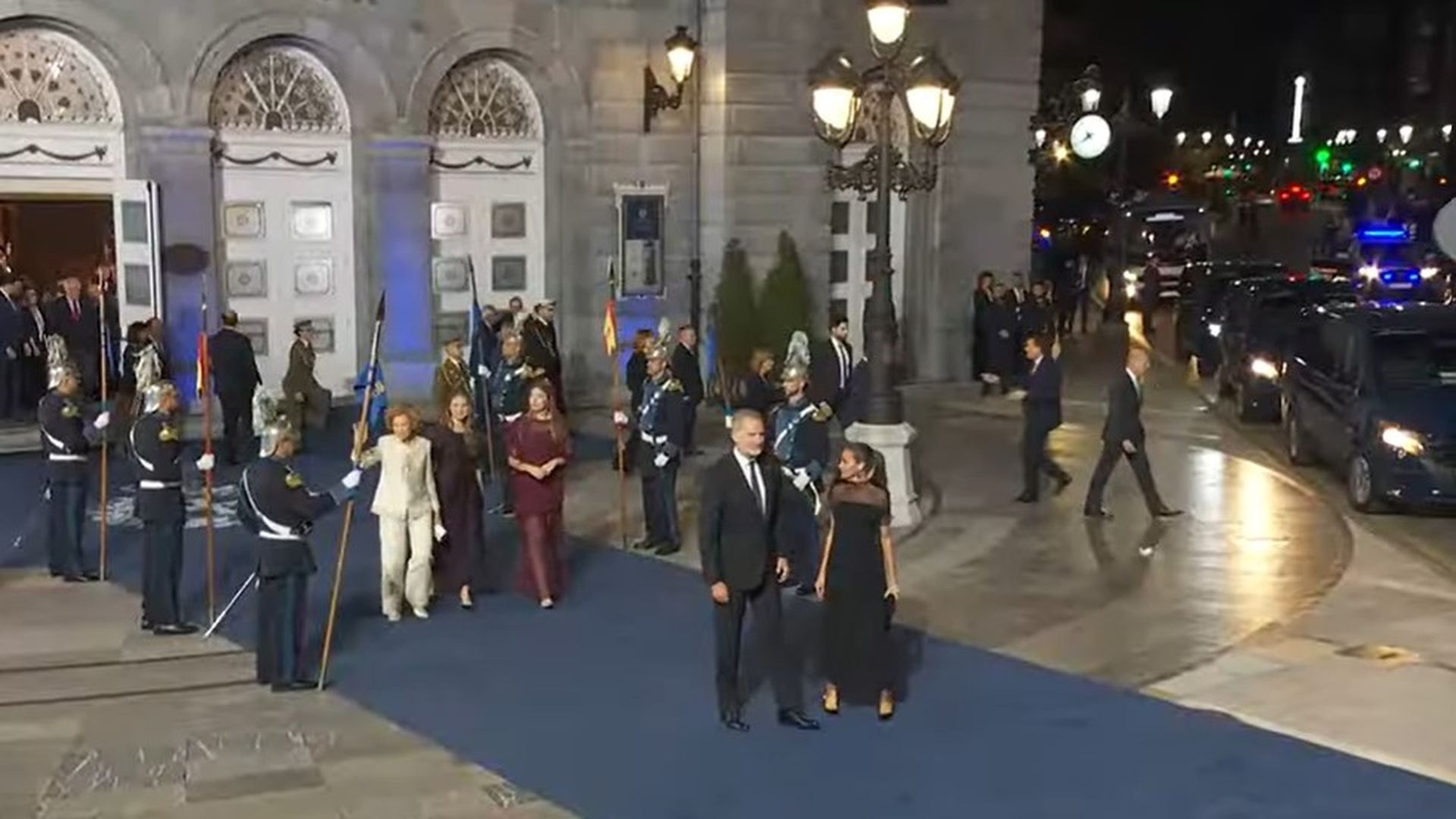 La familia real abandona el Teatro Campoamor tras la gala de este viernes