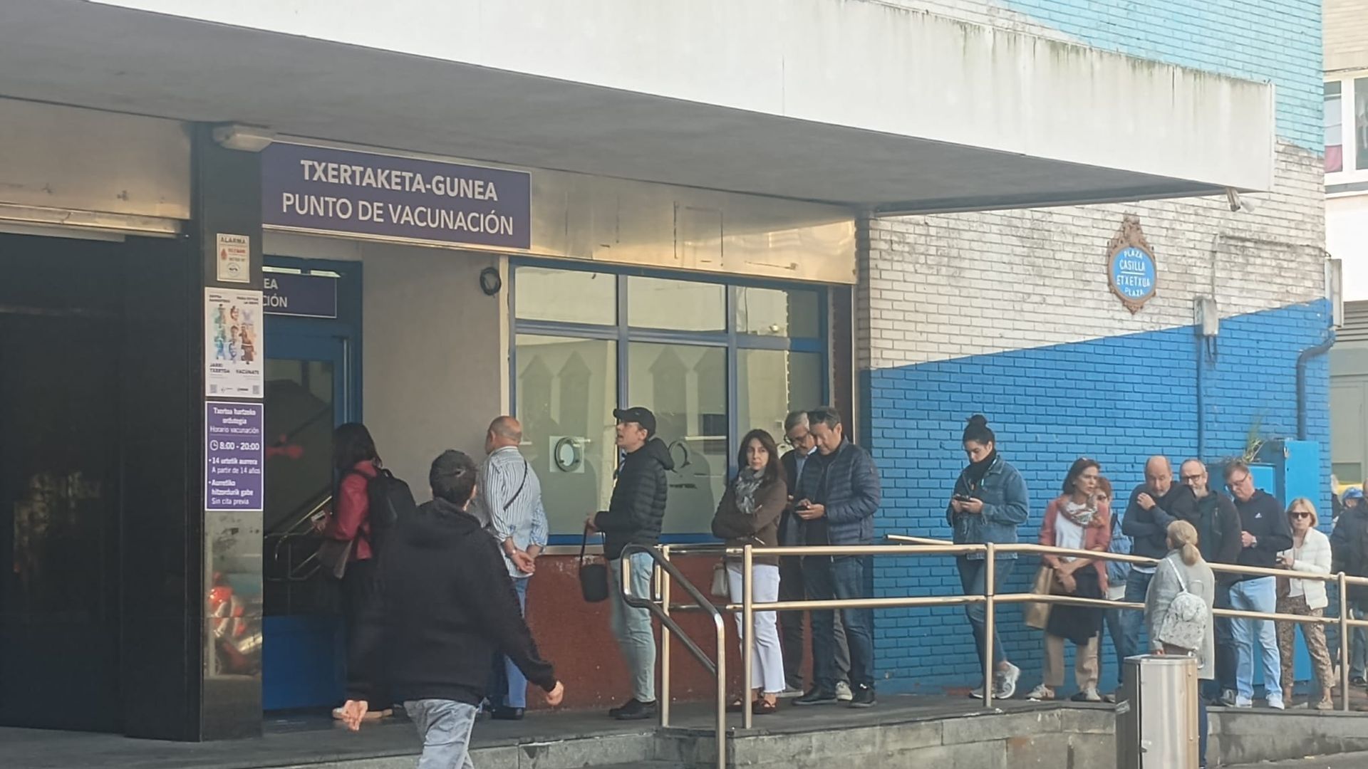 Largas colas esta mañana par acceder al vacunódromo de La Casilla