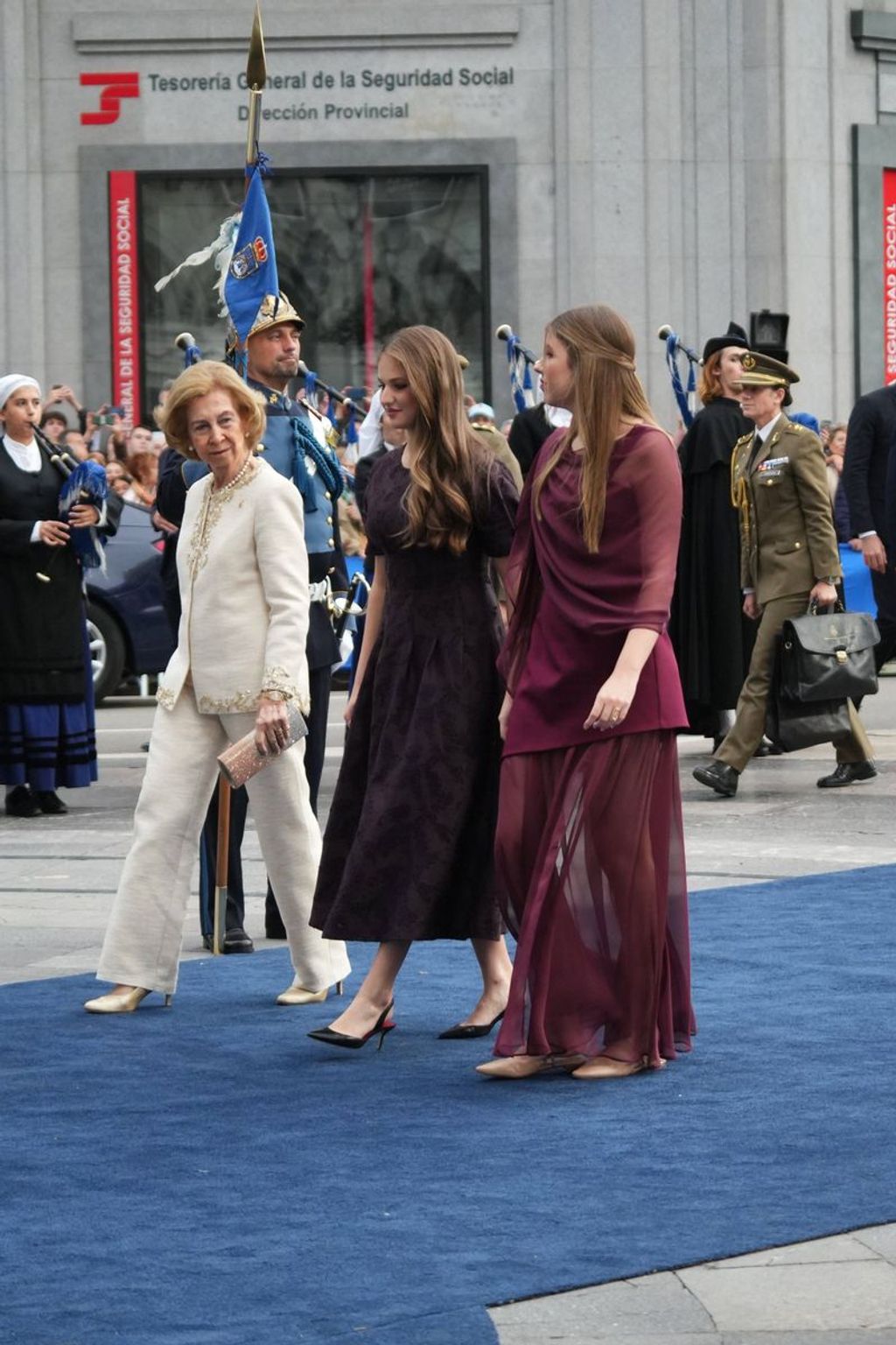 Leonor y Sofía, a su llegada al Teatro Campoamor, junto a la reina Sofía