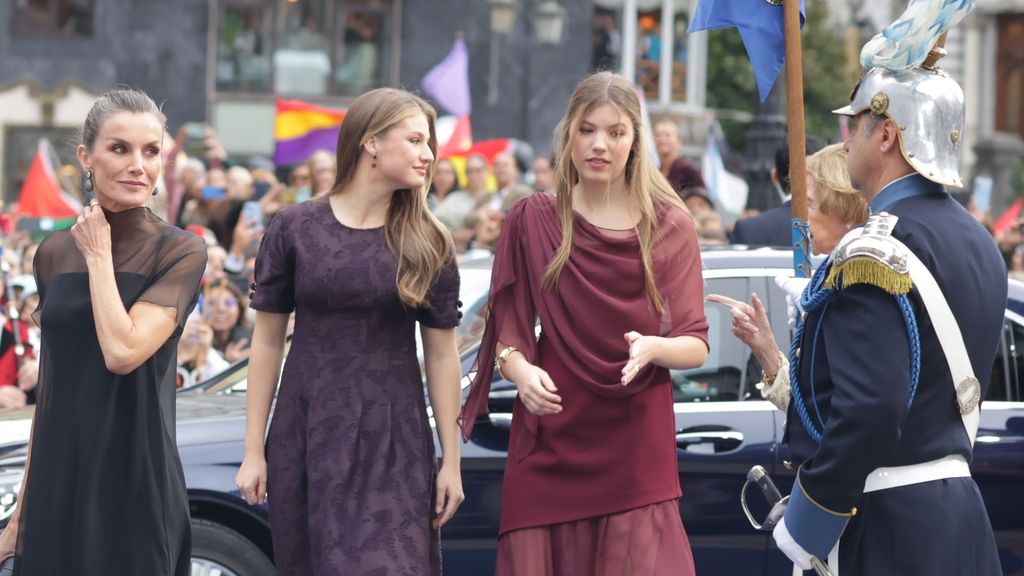 Leonor y Sofía de camino al Teatro Campoamor