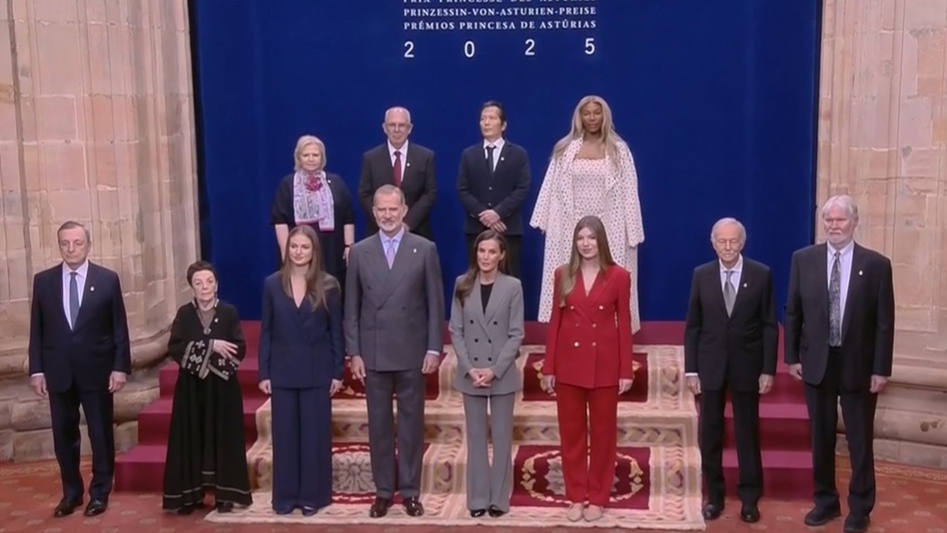 Los reyes, la princesa de Asturias y la infanta Sofía, con los premiados