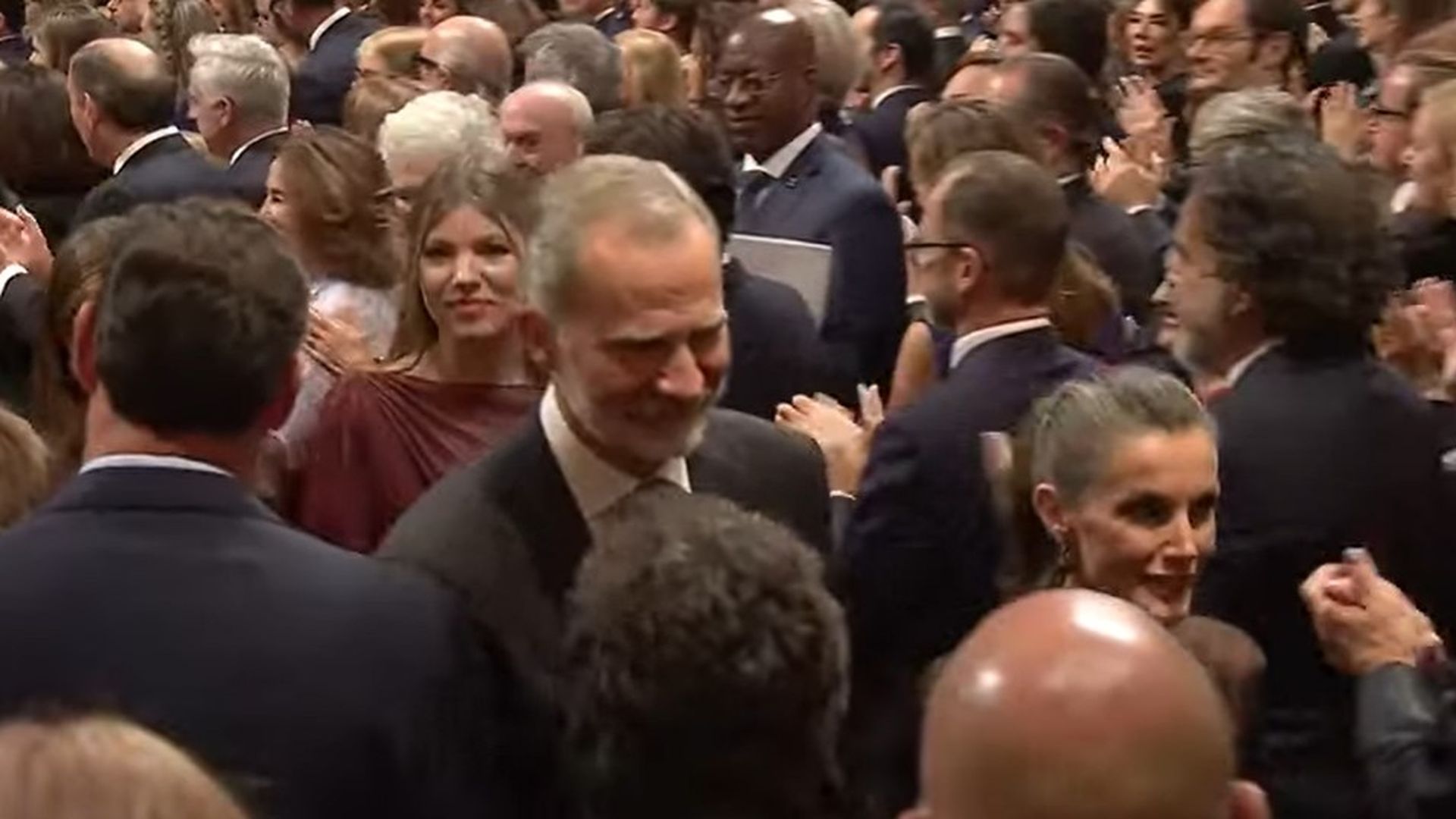 Los reyes, la princesa y la infanta salen del Teatro Campoamor entre aplausos