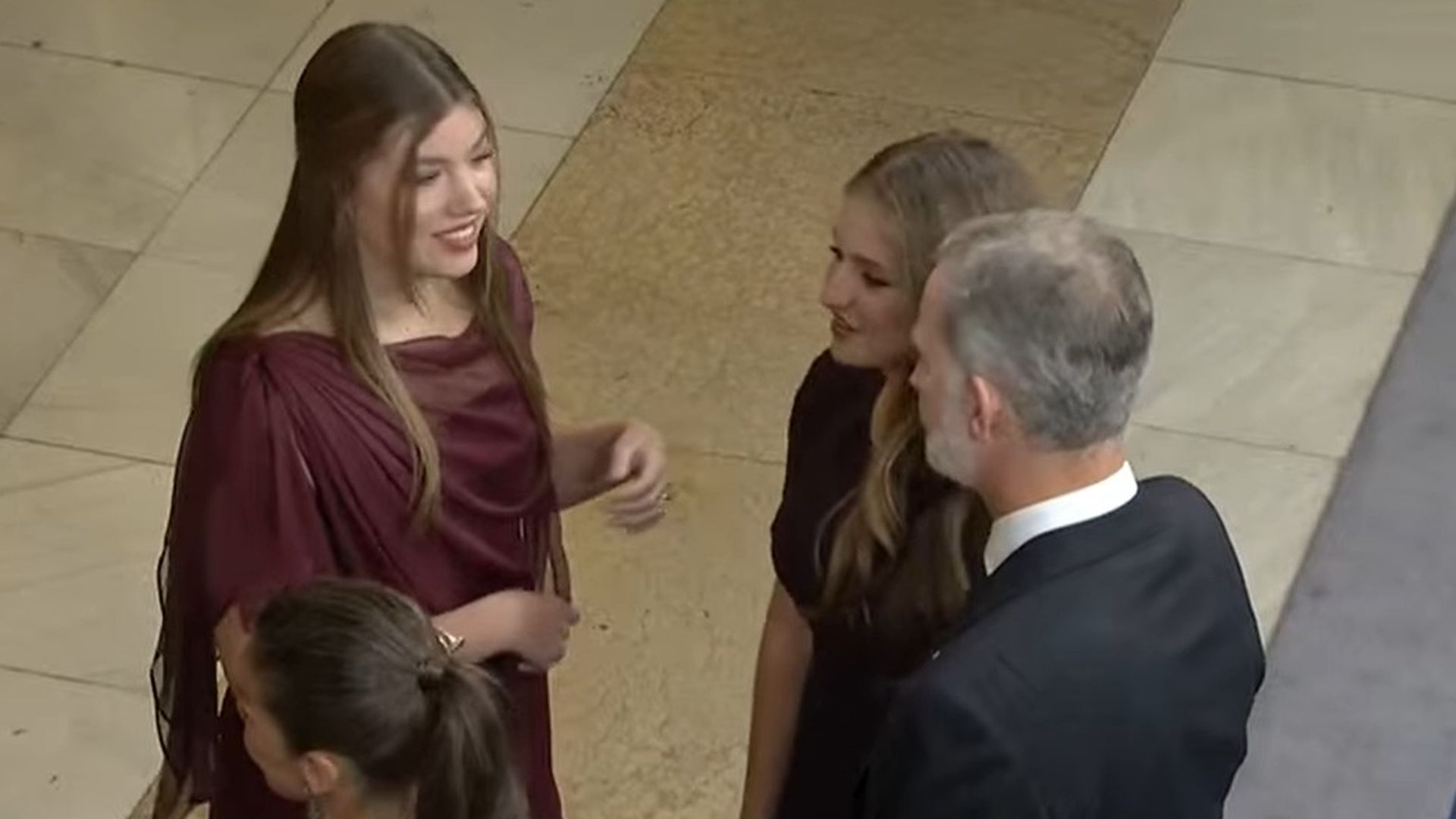 Los reyes, Leonor y Sofía antes de entrar al teatro