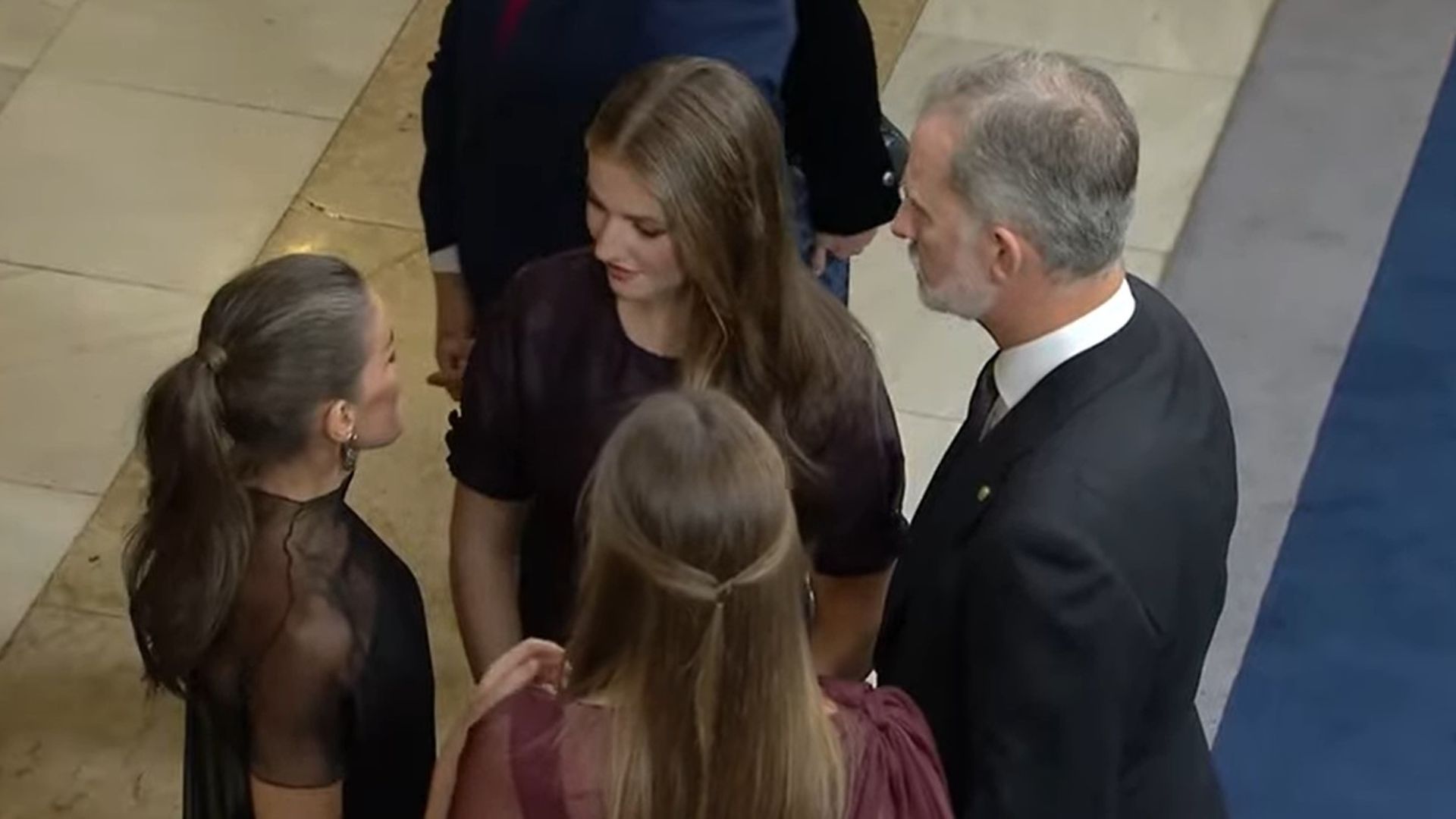 Los reyes, Leonor y Sofía antes de entrar al teatro