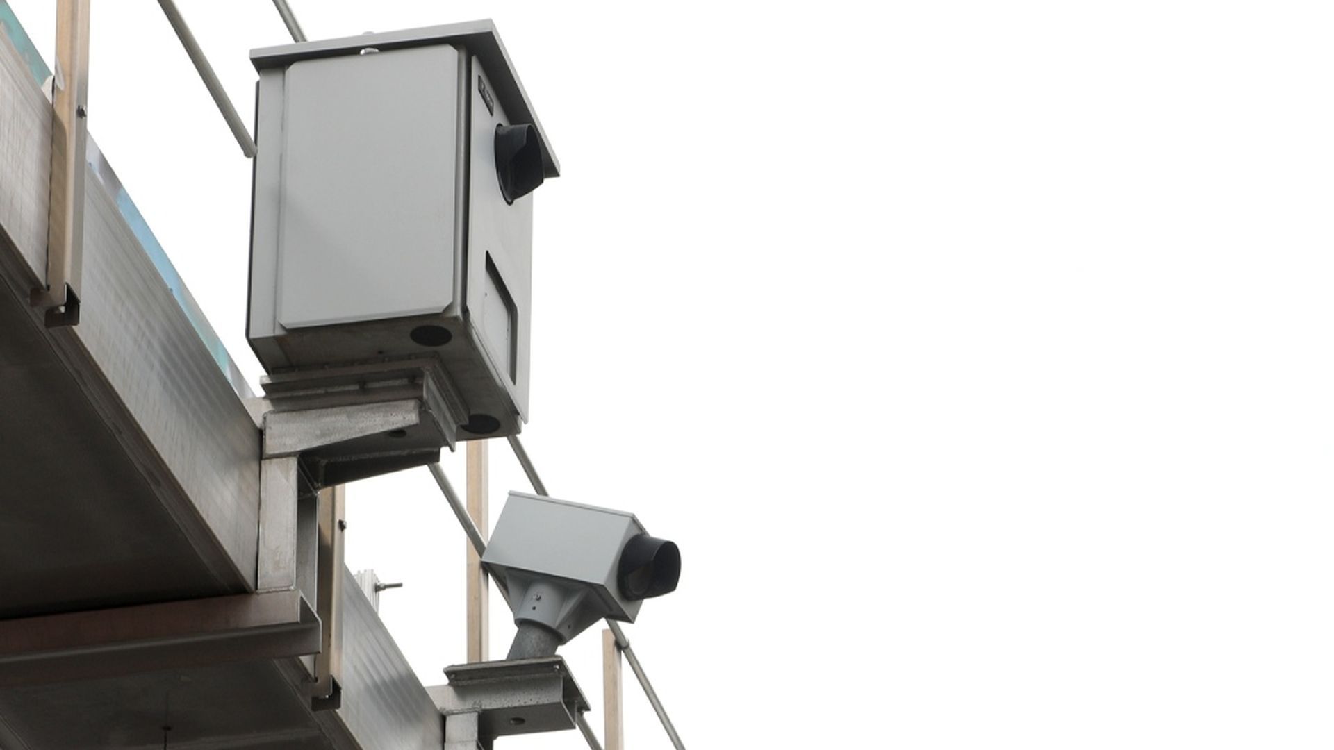 Radares situados en un pórtico en Madrid