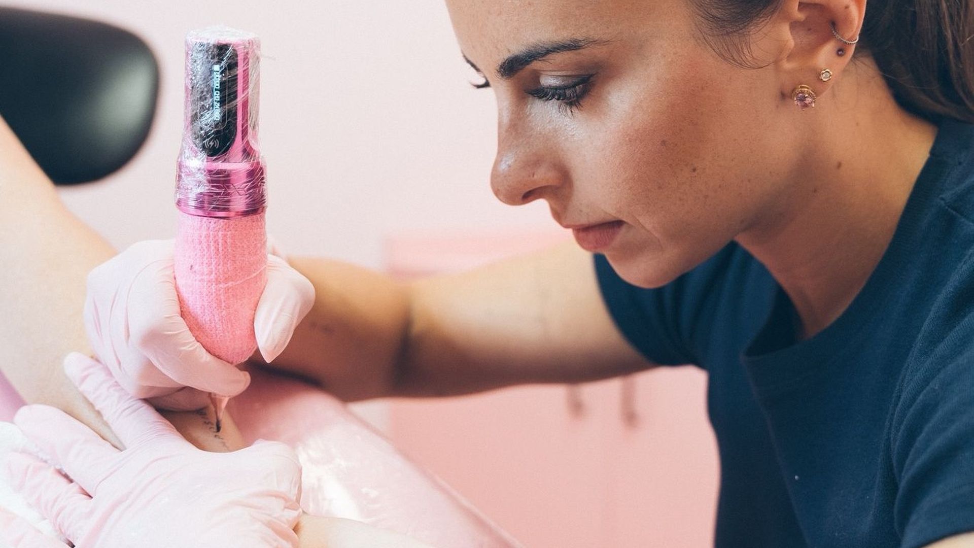 Sara Pérez, tatuadora microrrealista