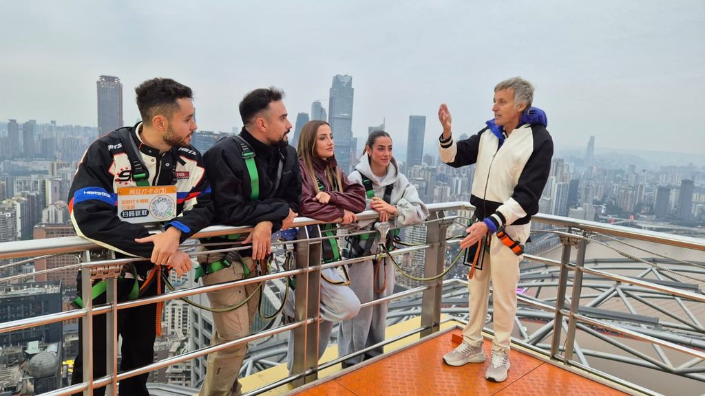 The Grefg, IlloJuan, Sofía Surferss y Lola Lolita con Jesús Calleja