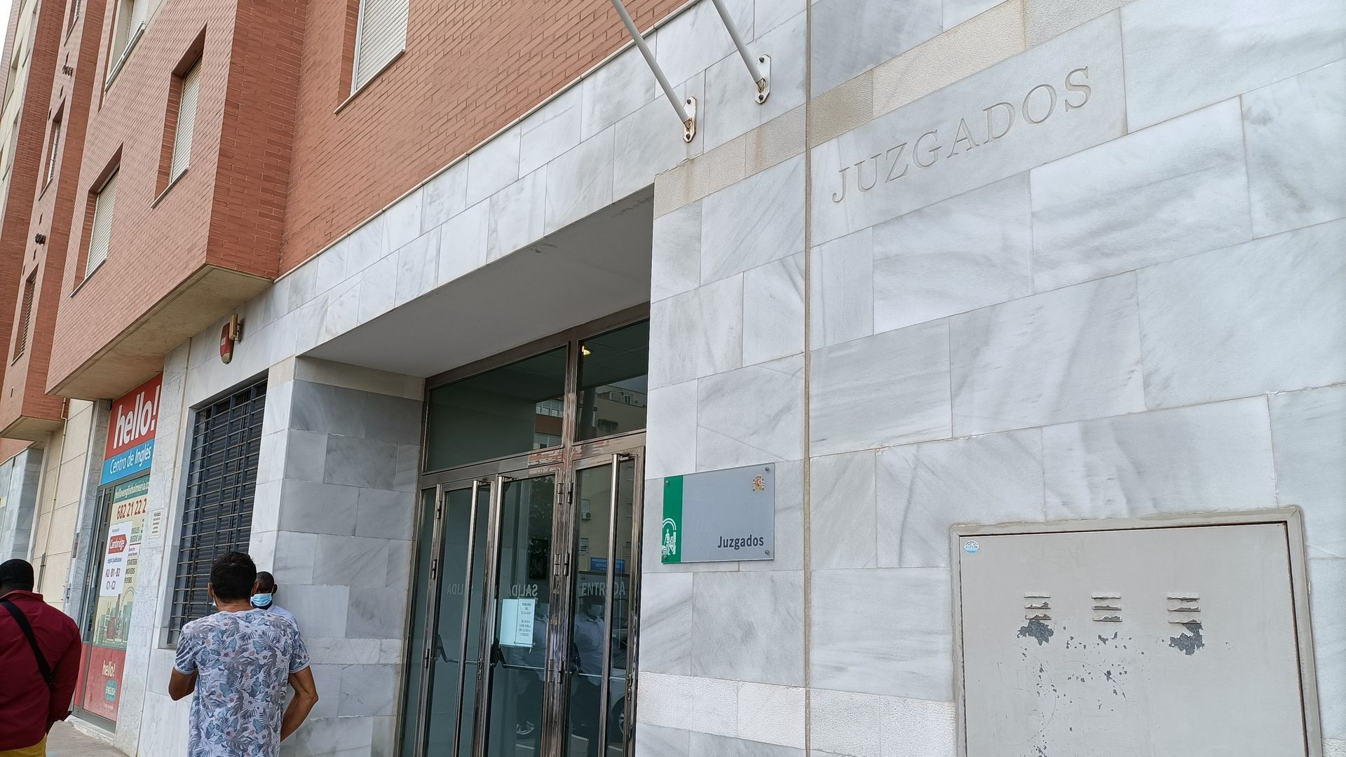 Un hombre ha sido detenido acusado de apuñalar a su exjefe con una navaja en una calle de Aguadulce, en Roquetas de Mar (Almería), al que habría esperado durante la tarde de este jueves para reclamarle una supuesta deuda por los servicios prestados durante el tiempo que trabajó en su empresa.  Fuentes de la investigación han confirmado a Europa Press el arresto del sospechoso pese a que se dio a la fuga del lugar de los hechos después de que la víctima lograra refugiarse en una farmacia cercana para pedir auxilio tras haber sido herido en el brazo derecho.  Los hechos tuvieron lugar en torno a las 19,00 horas, poco antes de que los servicios de emergencia recibieran varias llamadas en los que se alertaba de la agresión a un hombre con un arma blanca en plena vía pública, por lo que se dio aviso a 061, Policía Local y Guardia Civil, según han confirmado además desde el 112.  La víctima, de 44 años, presentaba un corte de consideración en el brazo, por lo que tuvo que ser trasladado al Hospital Universitario Poniente para ser examinado y atendido por sus heridas.  Mientras, los agentes investigan las circunstancias del suceso en el que, según los primeros indicios, el supuesto agresor habría esperado a su víctima en la calle en una actitud "muy agresiva" y con amenazas de muerte para exigirle que le pagara una supuesta deuda después de que hubiera sido despedido.  En este sentido, la discusión habría estallado en un momento dado, cuando el arrestado habría extraído una navaja de un bolsillo que, finalmente, le clavó en un brazo. Las diligencias junto con el detenido serán puestas a disposición de un juez de Roquetas de Mar este sábado.