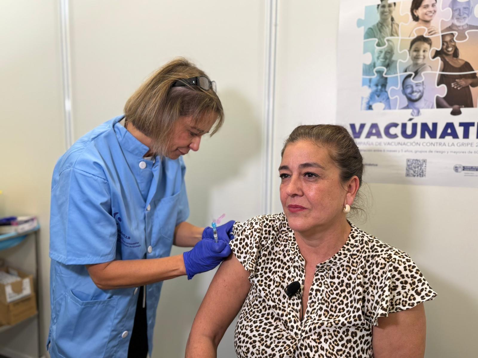 Una sanitaria durante la inmunización a una mujer en La Casilla