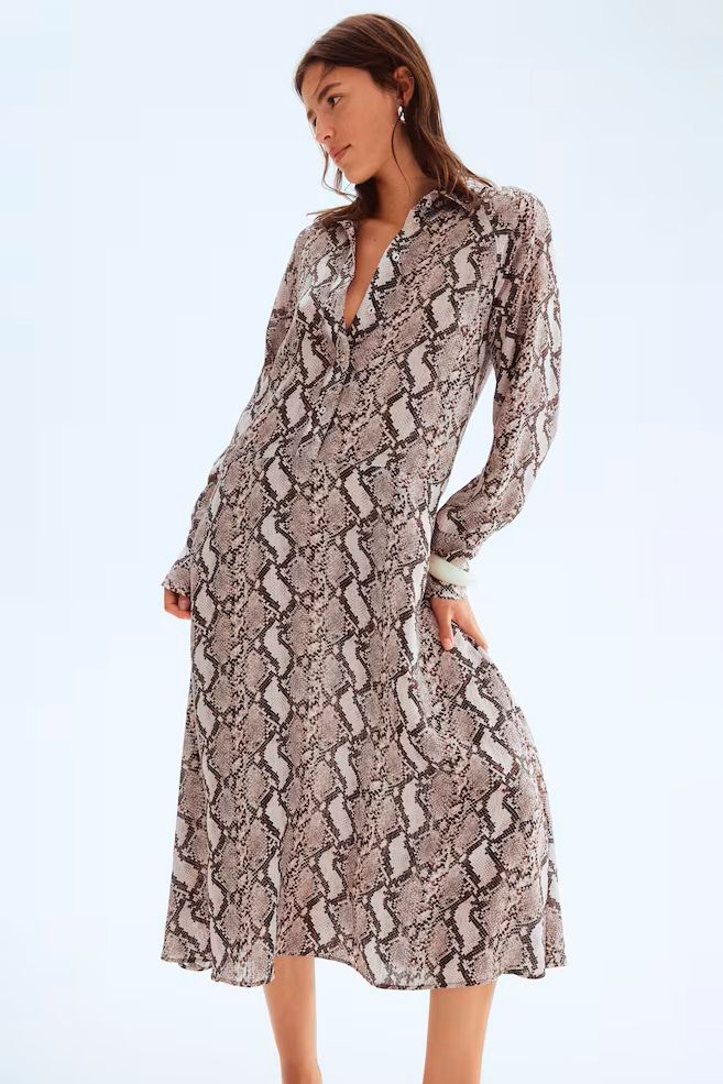 Vestido camisero con estampado de serpiente