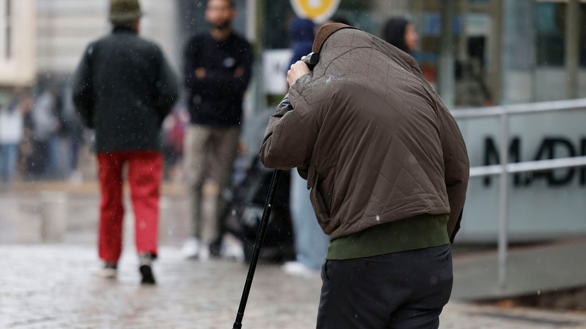 Bajada de temperaturas casi general este domingo: chubascos fuertes en Badajoz y Andalucía