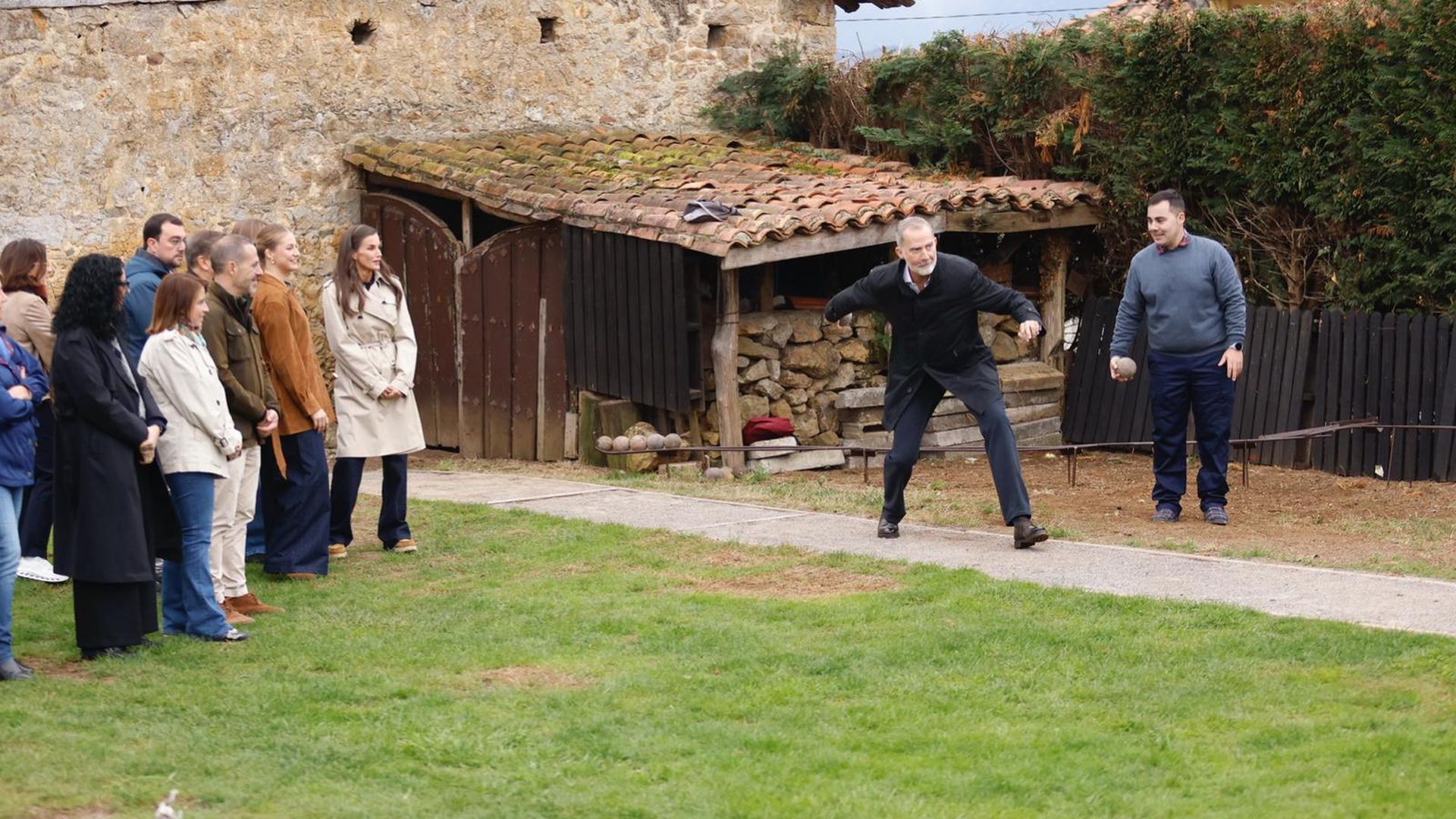 El rey Felipe VI jugando a los bolos en Valdesoto