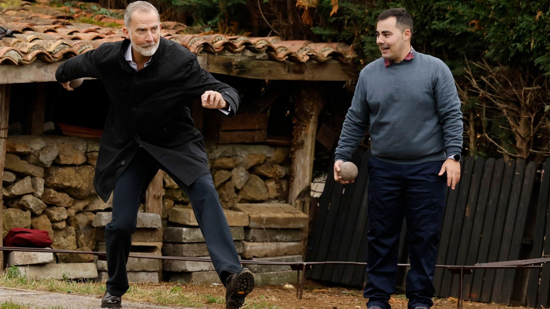 El rey Felipe VI participa en la tirada de bolos
