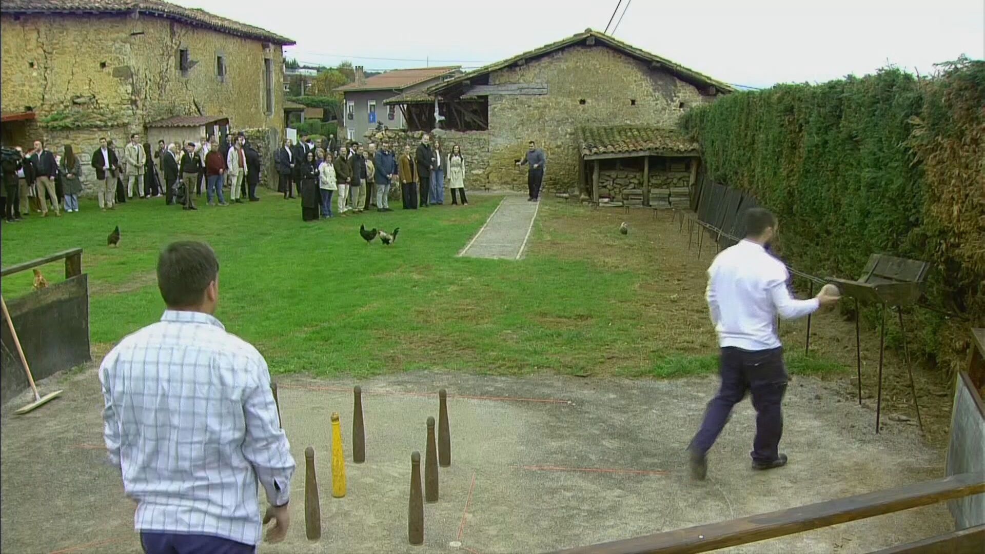 El rey Felipe VI se anima con los bolos asturianos