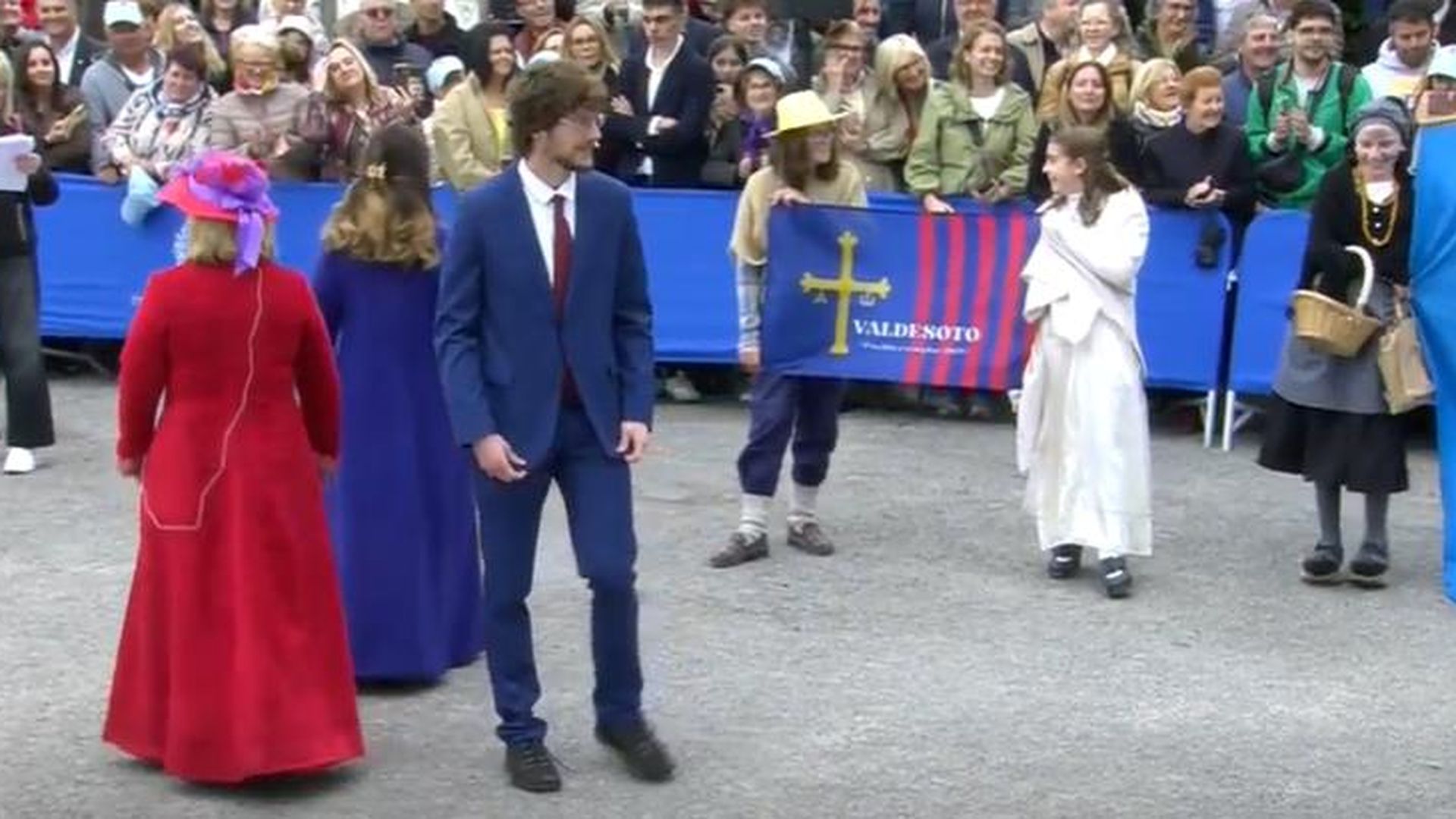 La divertida pedida de matrimonio a la princesa Leonor en su visita a Valdesoto: "¿Prestaría interés por casar con un buen galán asturiano?"