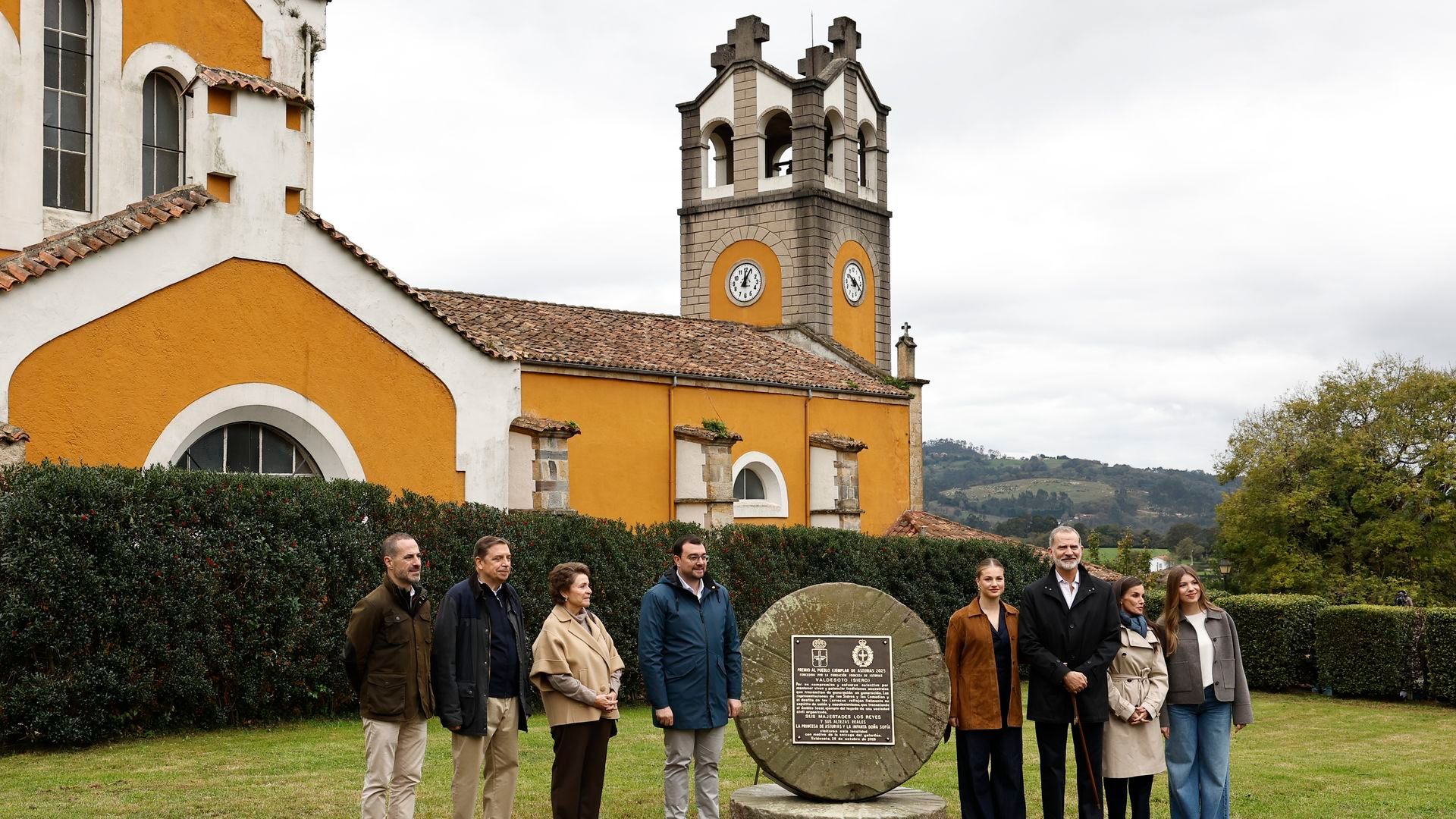 Los reyes, la princesa de Asturias y la infanta Sofía durante su visita a Valdesoto, en el concejo de Siero