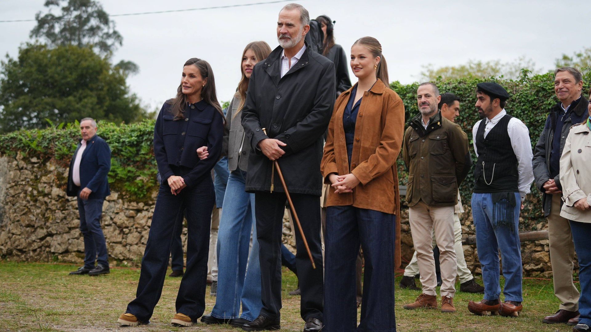 Los reyes, la princesa Leonor y la Infanta Sofía durante el acto de entrega del premio al Pueblo Ejemplar de Asturias 2025