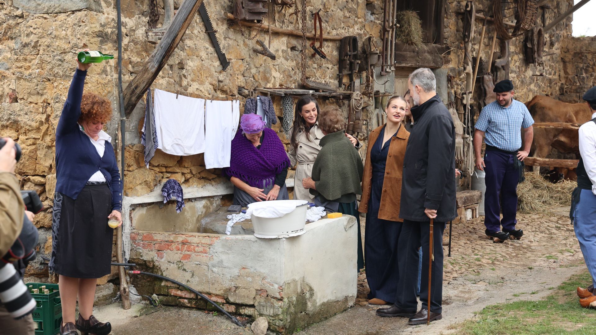 Los Reyes, la princesa Leonor y la Infanta Sofía durante el acto de entrega del premio al ‘Pueblo Ejemplar de Asturias 2025