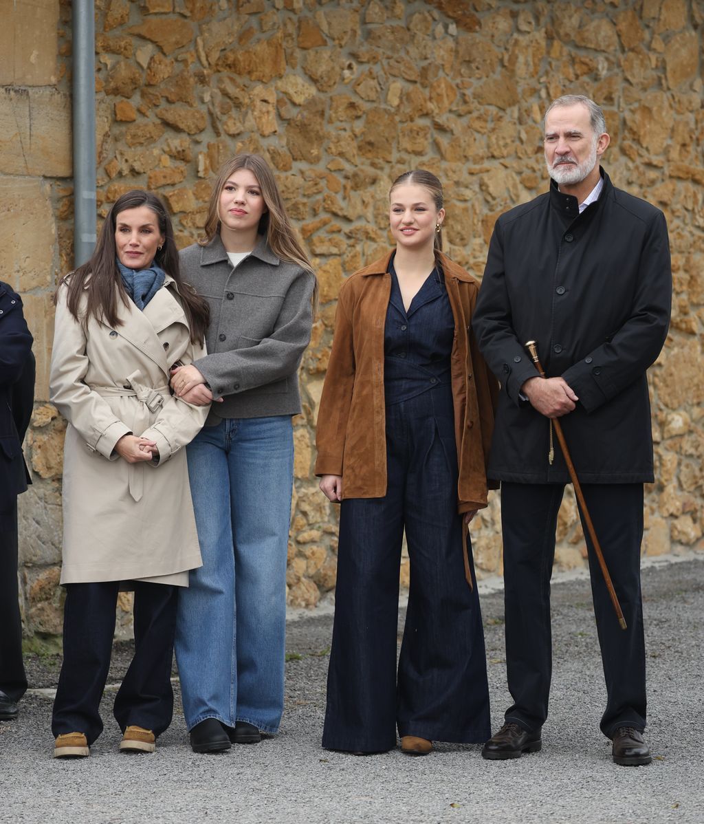 Los Reyes, la princesa Leonor y la Infanta Sofía durante el acto de entrega del premio al Pueblo Ejemplar de Asturias 2025